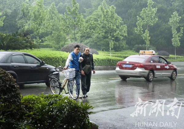 老人摔倒后扶不扶？清溪人用行动给出“最美答案”