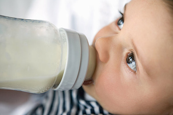 宝宝无故哭闹、拉肚子，提防牛奶蛋白过敏！