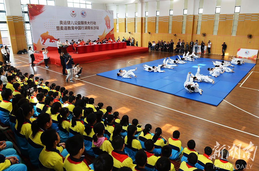 5月9日,长沙市岳麓区滨江小学体育馆,学生在进行集体柔道操表演.