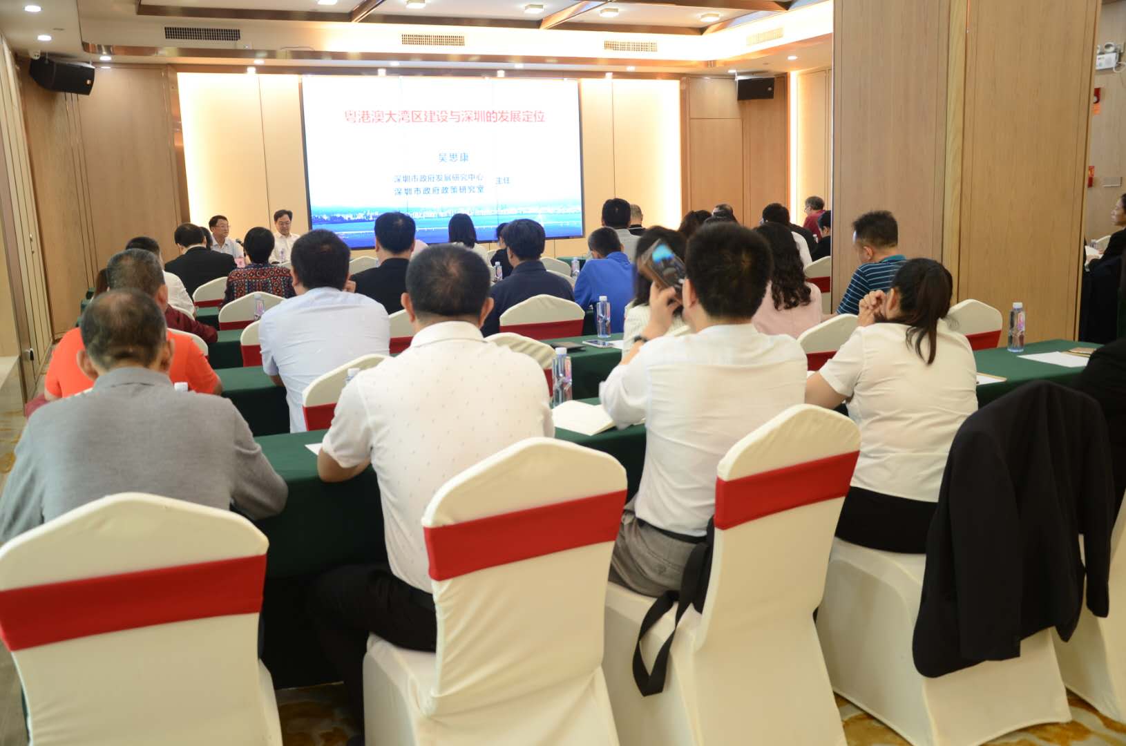 吴思康来省政府驻深办讲课