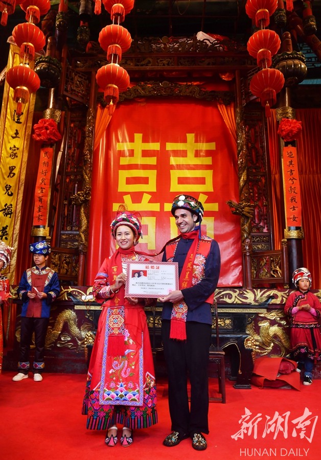 张家界土家族婚礼:法国帅小伙喜娶土家美娇娘