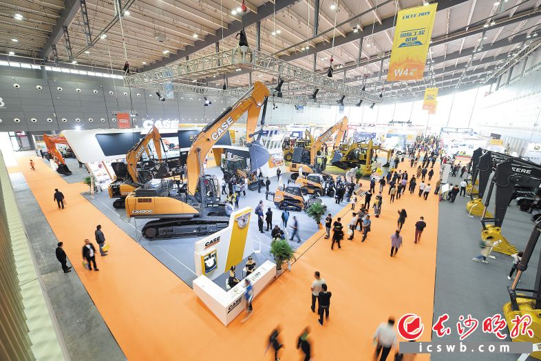 首次亮相中国的凯斯工程机械展台,吸引了众多观众.