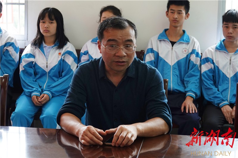 湖南德农牧业集团董事长严德忠到湘西州民族特殊教育学校开展助残活动