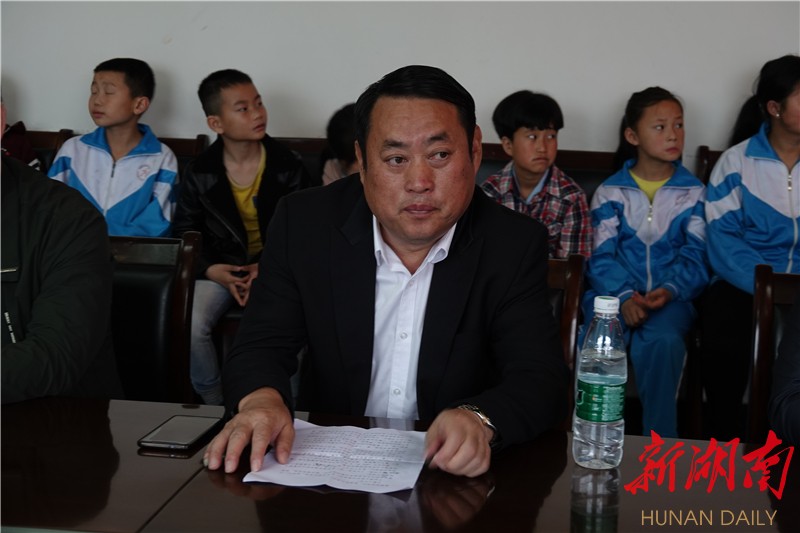 严德忠年幼时因右颈肌肉萎缩而导致"偏头"从而致残,但在花垣残联和