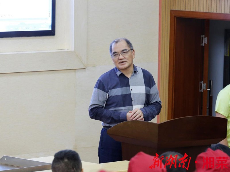 校长刘国华发表讲话