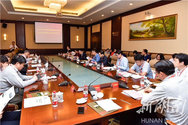 能源储存与转换先进材料湖南省重点实验室学术委员会第一次会议在湖科大召开