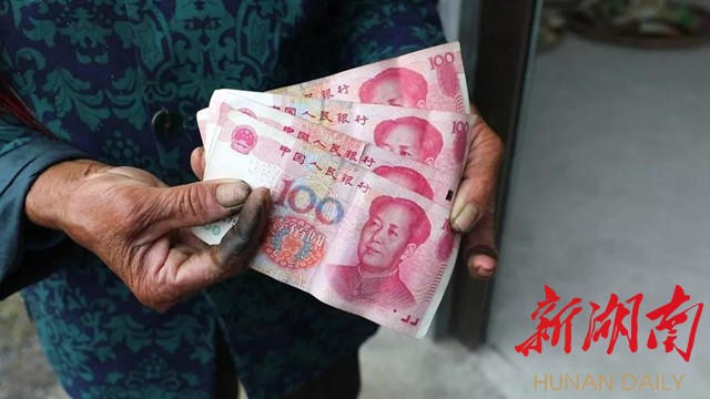 【村民 段清花:三天四百块钱,很高兴.】