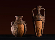 这系列陶瓷浮雕花瓶描绘了当下的“病毒式流行”文化