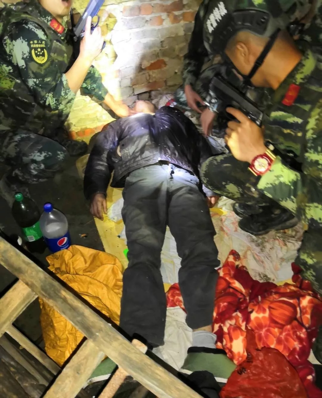 5月28日12时许,洞口杀人嫌犯张居迁被发现在武冈市铜盆村14组(昌底井)