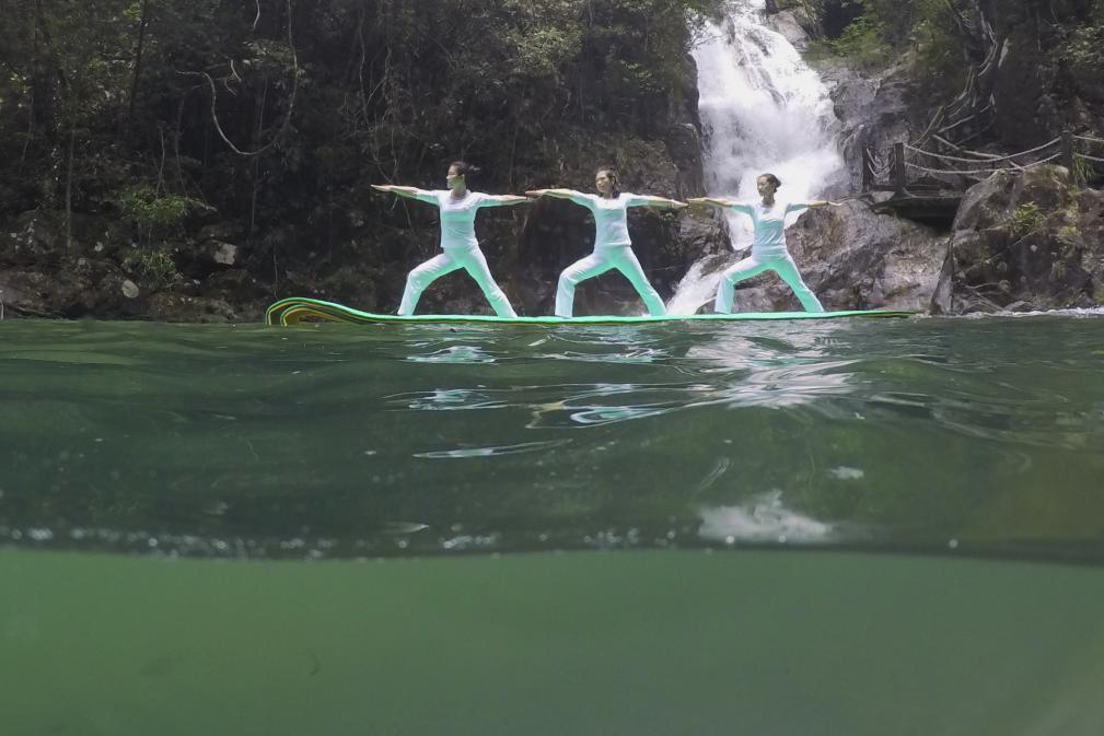 九龙江上演水上瑜伽 瑜伽爱好者水中展形体