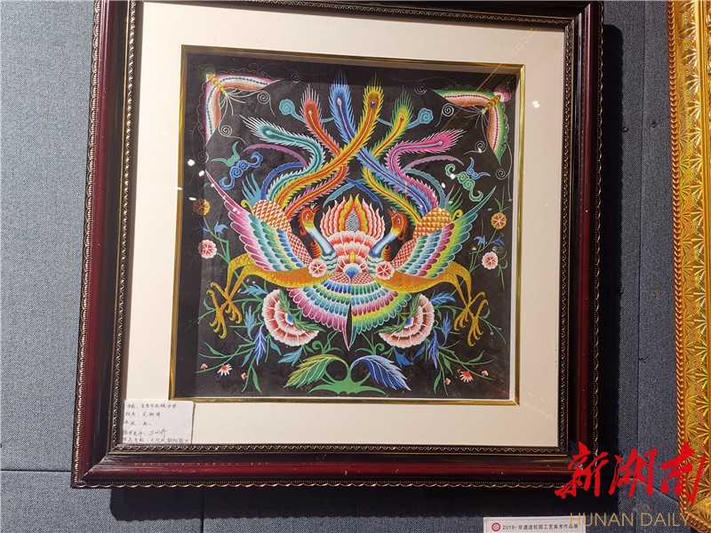 吉首市民族中学吴杨倩苗画《双凤朝阳图》.