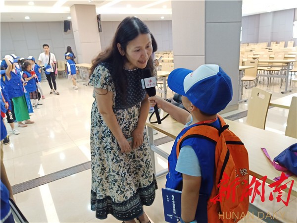 图书馆晚八点书友会指导老师曹小佳接受了东方红小学小记者刘益洲的