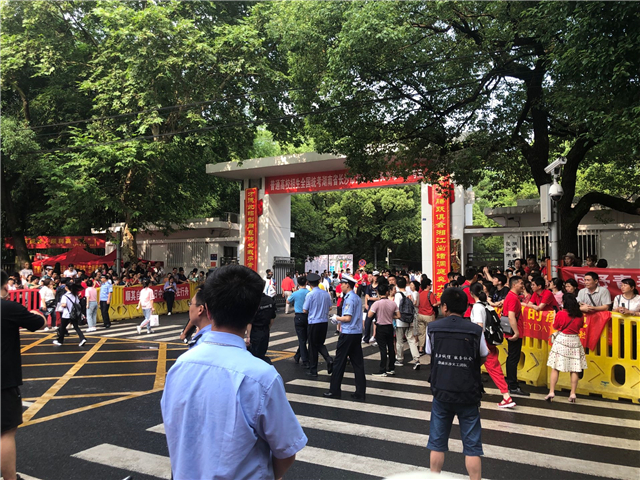 湖南日报头版要闻|笔尖有梦想 背后有力量——记2019年高考考场外见闻