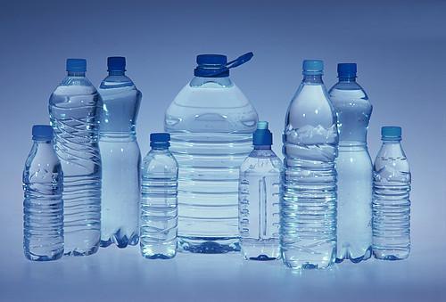 每人每年摄入超7万塑料微粒，是否喝瓶装水是关键