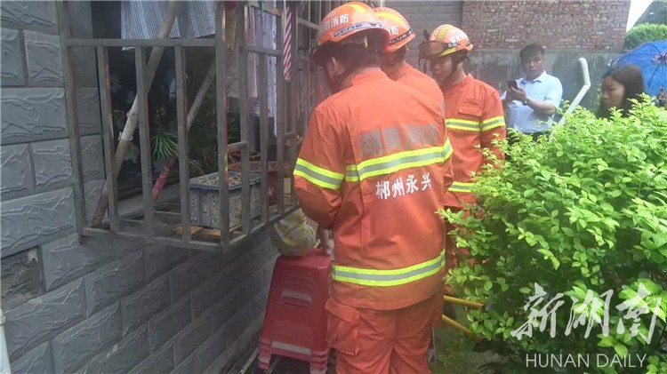 郴州永兴：3岁女童头卡防盗网身体悬空 消防指战员及时救援