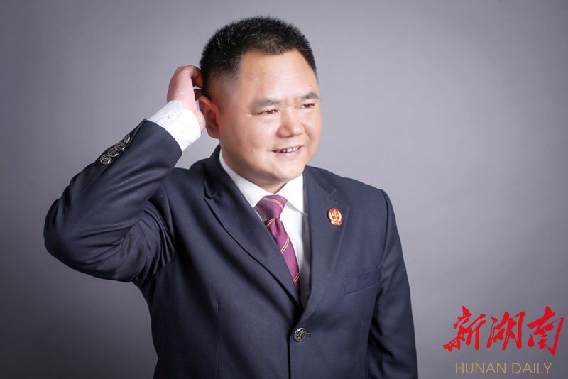 2018年,谭雄建办案500多件,平均每个工作日结案2件.