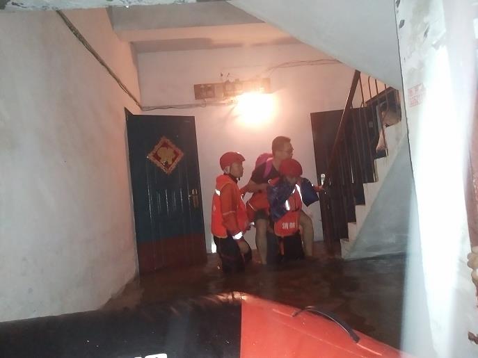 暴雨中群众被困 岳阳楼区消防紧急救援