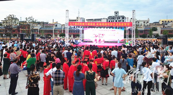 “欢乐潇湘·幸福韶山”群众文艺汇演活动在银田举行