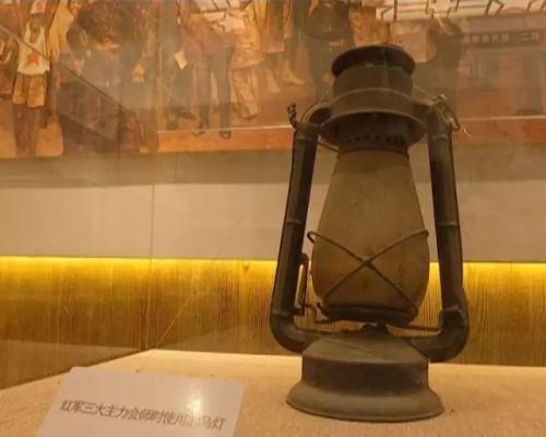 记者再走长征路丨杨正益:马灯送给纪念馆 红军精神要讲给孙子听