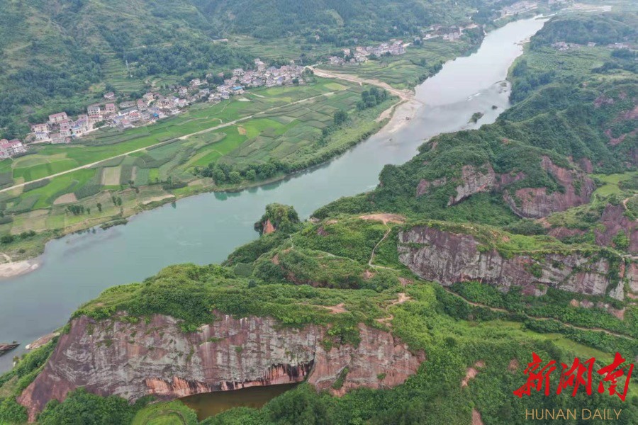 红岩岭全景—澧水河上,碧波荡漾;红岩绿树,别具一格;山庄房舍,错落