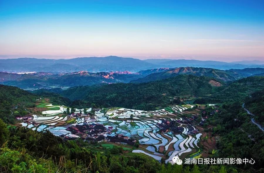 登羅峰觀日出,進仙人灣賞布村夢幻仙境,沿石板路訪五寶田蘭陵別墅