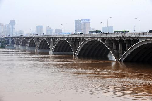 湘江长沙站达警戒水位36.0米 正以每小时0.16米速度上涨