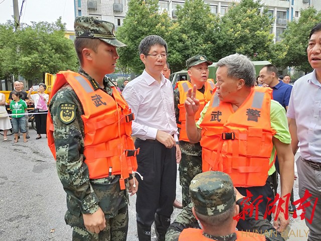 刘事青提前结束香港招商行程，赶回邵阳指挥并参与抗洪抢险战斗