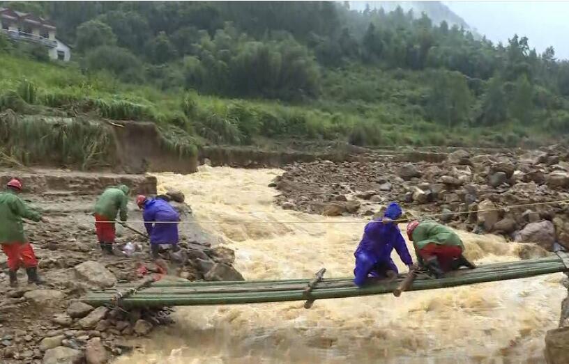 新华社记者直击湖南攸县山洪暴发现场：救援正紧张进行