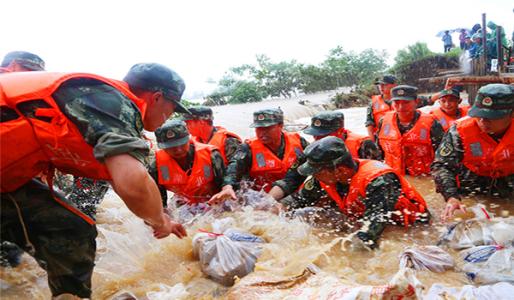 武警官兵多路奋进抗击洪水07月10日 06:55永州市冷水滩区:托起"生命之