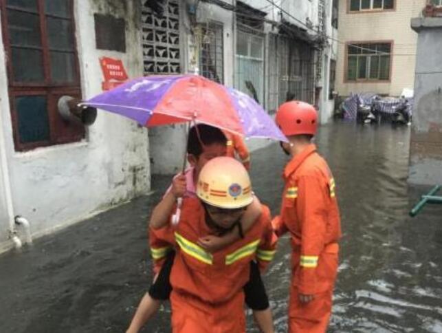 应急管理部：湖南等六省区消防救援队昨营救洪灾被困人员逾四千