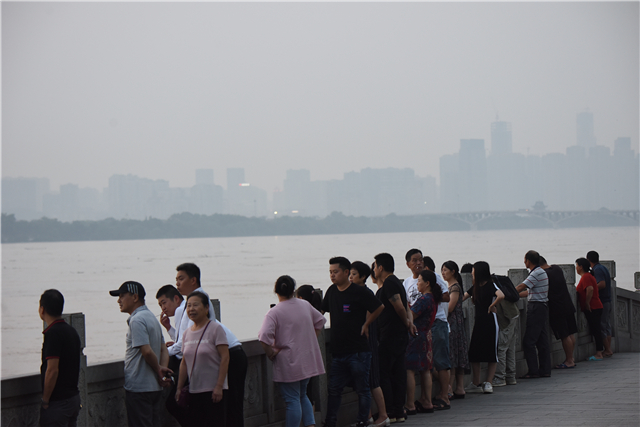 暮色中，长沙严阵以“迎”洪峰来临