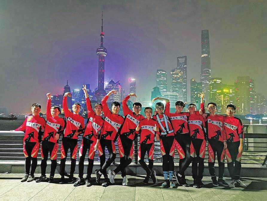 师生跨越1800公里的高中毕业秀，给一点掌声吧！