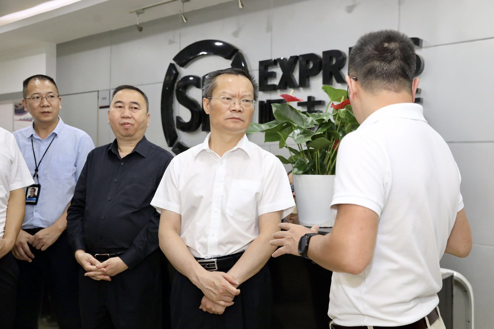胡忠雄调研全市减税降费工作，要求不折不扣落实政策支持企业发展