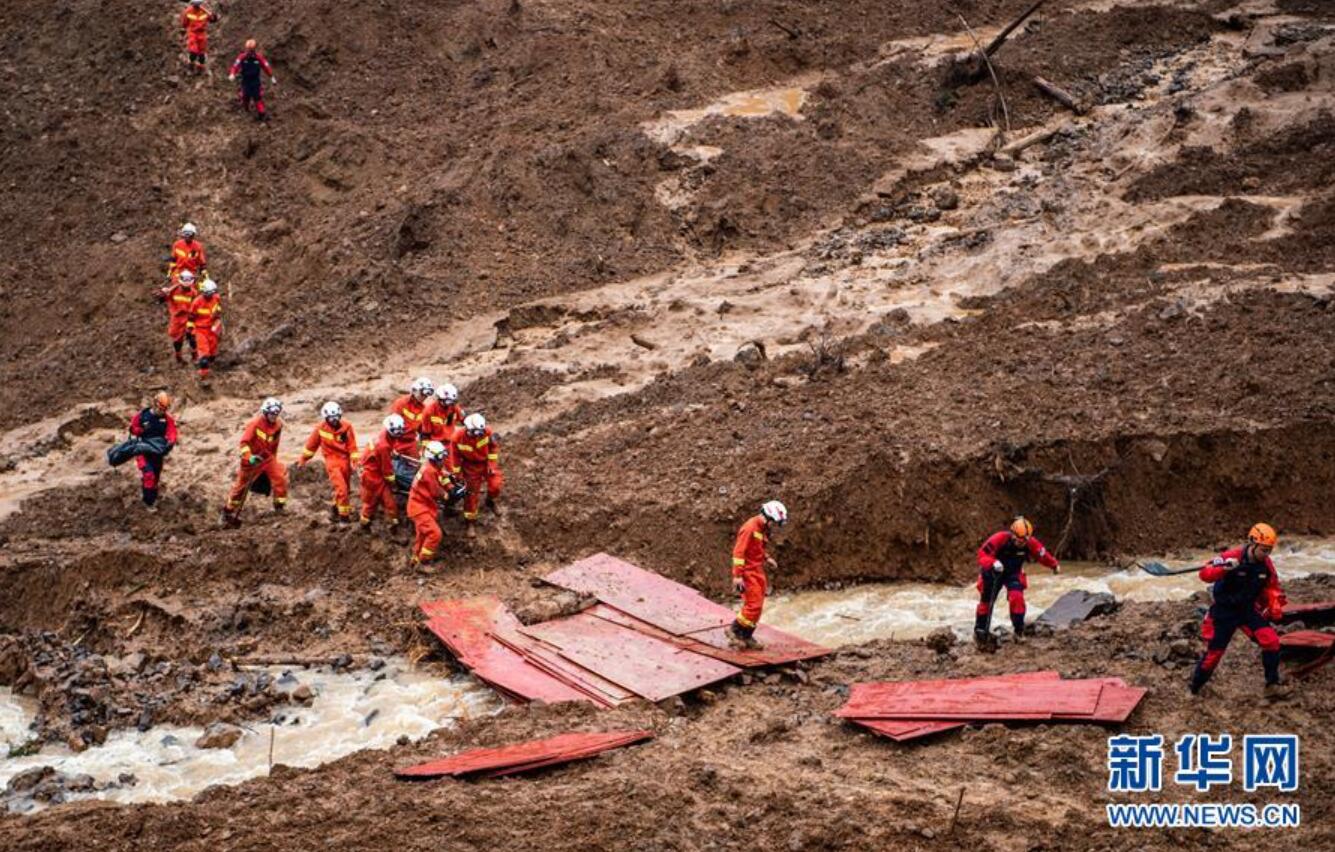 贵州水城发生特大山体滑坡 救援紧张进行