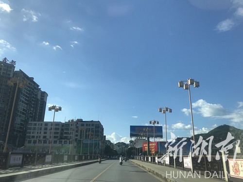 江永县城,天空呈现着苍茫无垠,梦幻宁静的蔚蓝.(谢文彬 摄)