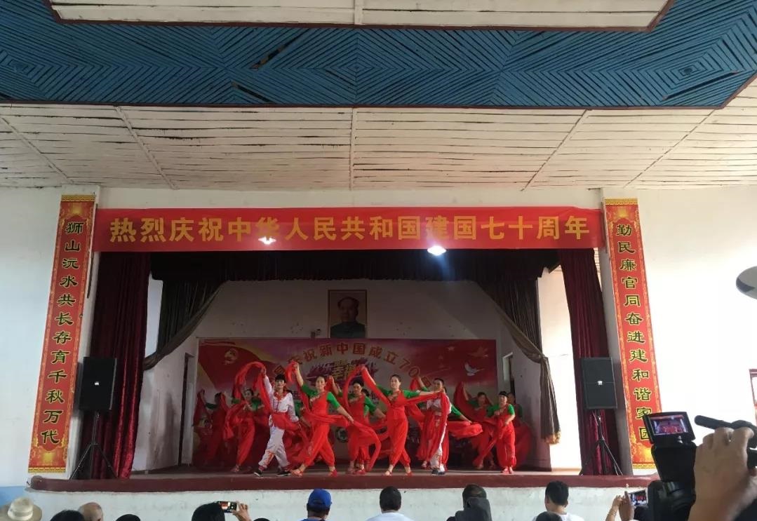 铜鼎排舞协会广场舞《山丹丹花开红艳艳》谢家村广场舞《书房门前一支