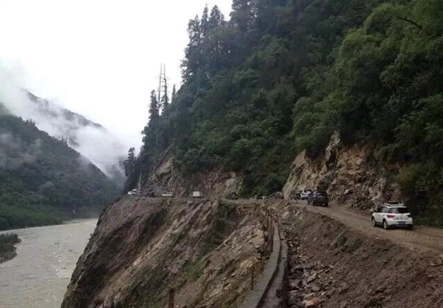 经过了鲁朗,  "通麦天险"到了.