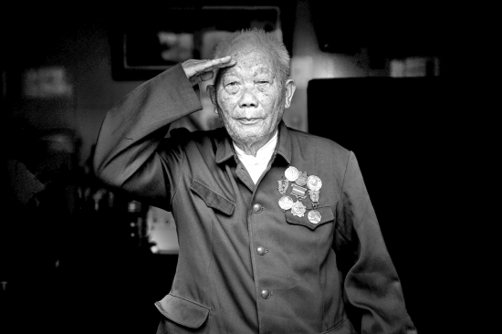 "人民功臣"甘厚美立功9次 深藏功名数十年