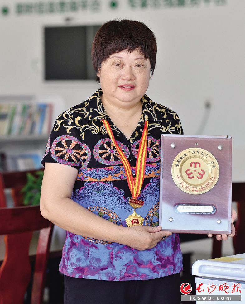 下岗女工逆袭成为状元猪倌2016年又带头退养保护环境