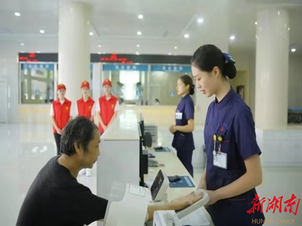 预检分诊,为患者测量血压