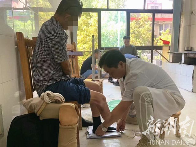 韶山市残联免费为贫困残疾人安装假肢