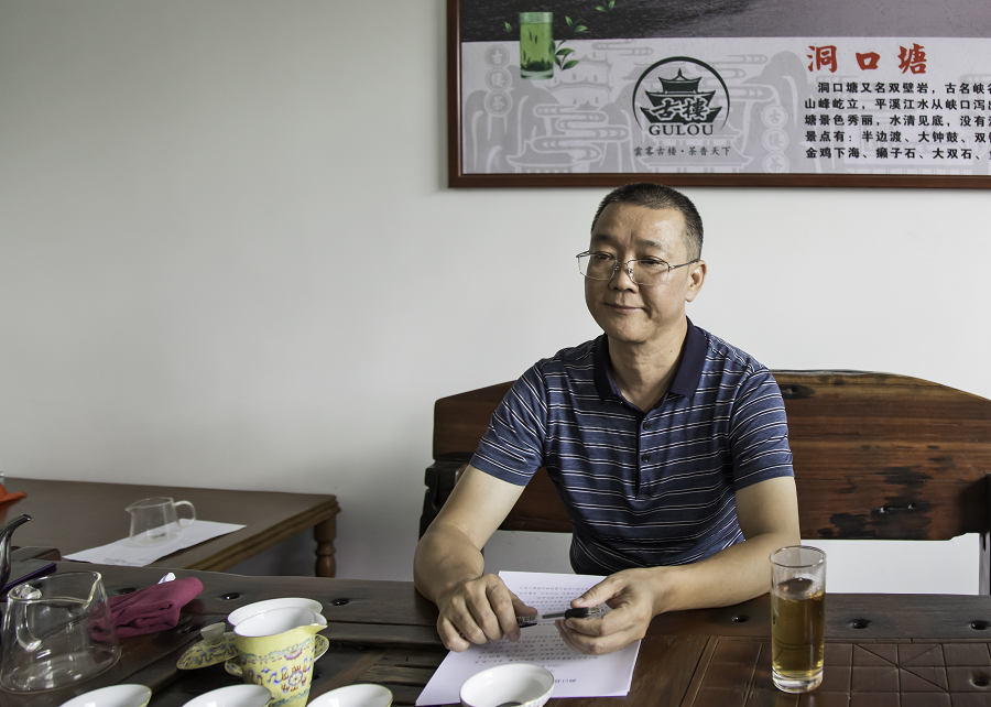 (洞口县副县长罗崇雄向记者介绍古楼红茶 谢望东/摄)