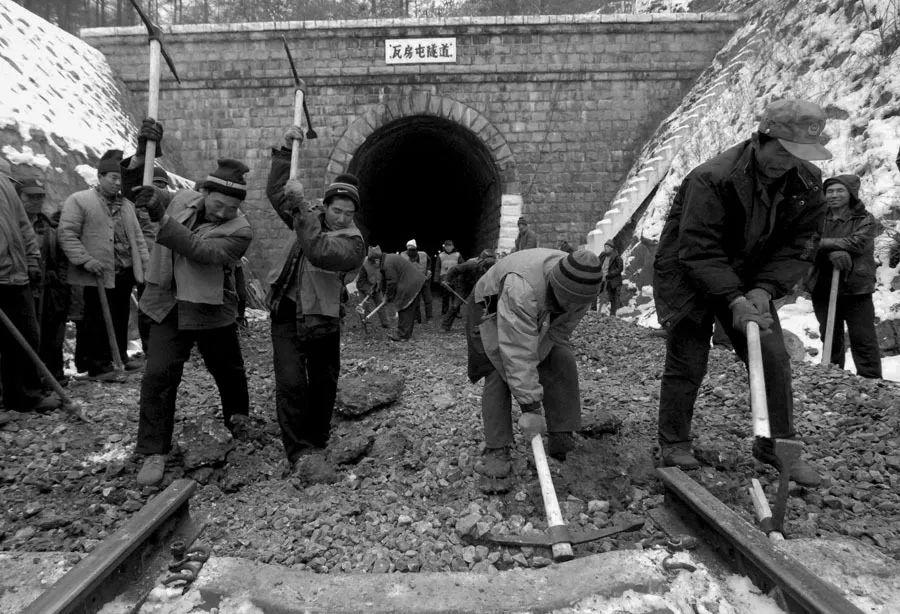 人力铁路线路养护修理的水平很低20世纪60年代以前人力养护作业大型养