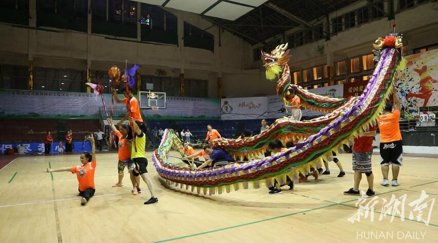 民生丨江华：舞龙队积极备战全国少数民族传统体育运动会