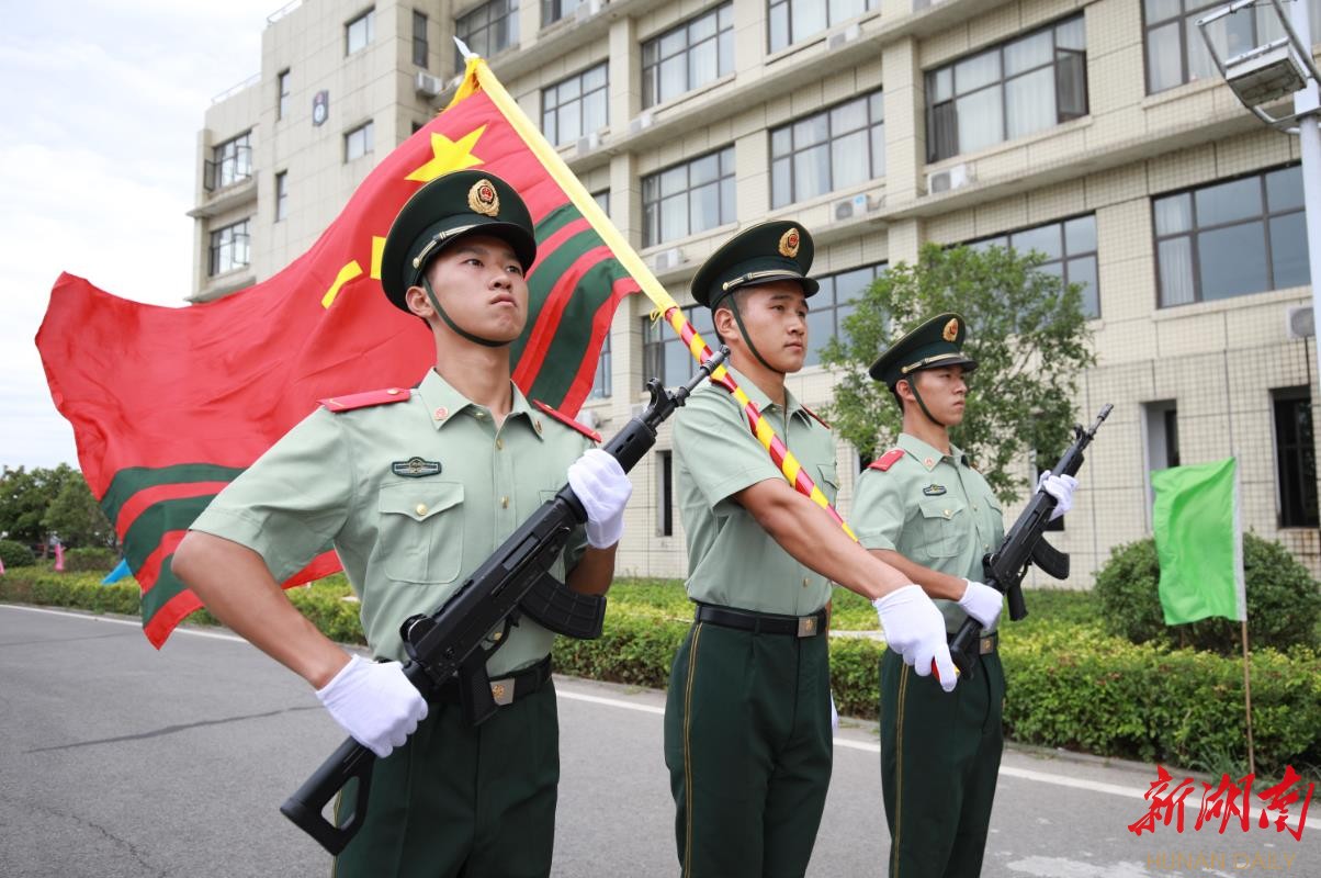 让我再向你敬一次礼 武警岳阳支队举行秋季士兵退役仪式