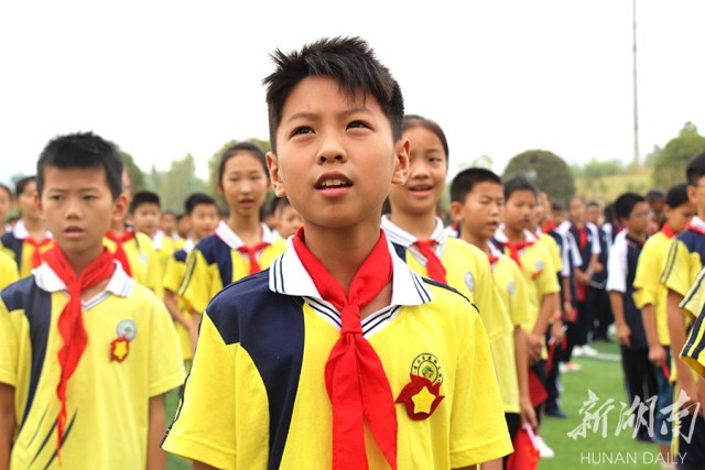 9月2日,长沙市开福区清水塘实验学校,孩子们在升旗仪式上.