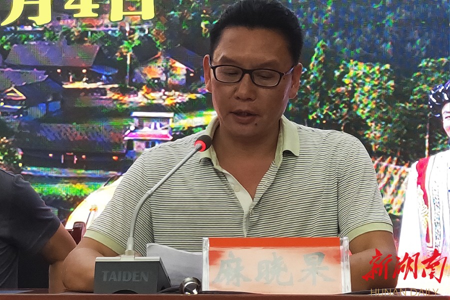 花垣县委常委,统战部部长龙文斌讲话此次求学的76名花垣建档立卡户