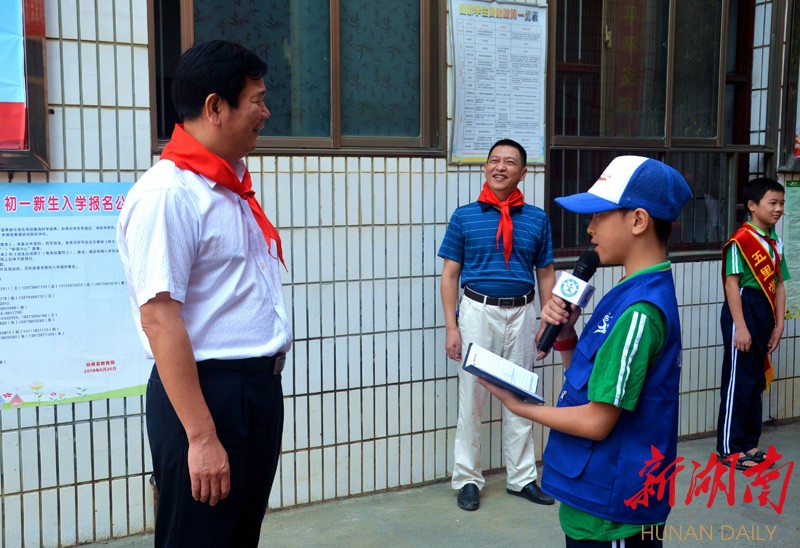 教师节来临之际,双峰县人民政府副县长尹超等一行来到双峰县五里学校