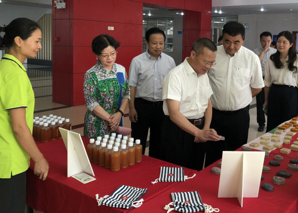 胡忠雄为长沙垃圾分类志愿者服务队授旗鼓劲