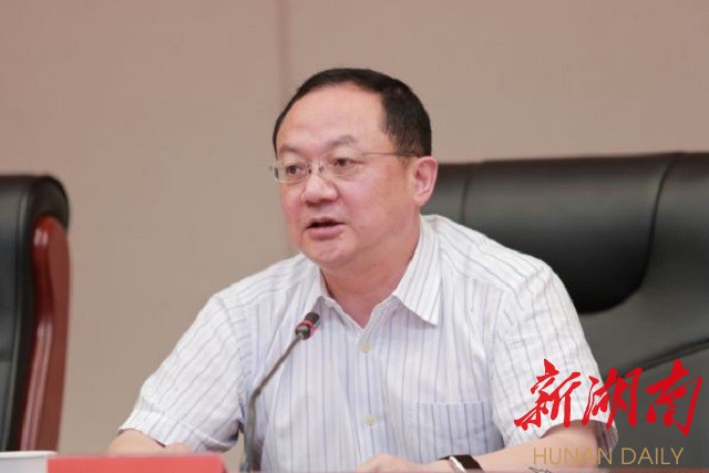 (娄底市委副书记,市长杨懿文提出要求与大家共勉,强调要真认账,真